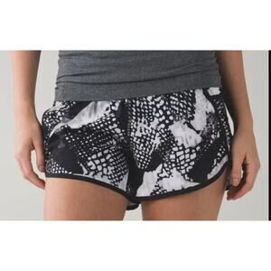 Lululemon Tracker Short III *4-way Stretch Black Beige Pattern size 4